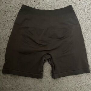 Alphalete amplify 4.5” shorts 
Mocha 
Size small
